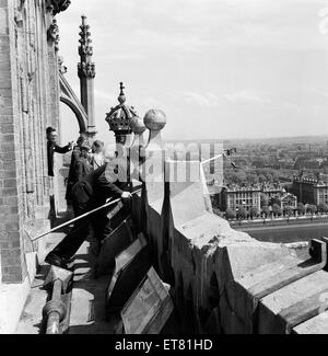 I bambini in Westminster Clock Tower, London. Noto anche dal suo nickname il Big Ben. Il 28 maggio 1954. Foto Stock