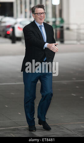 Andrew Marr visualizza gli arrivi presso il Centro Televisivo della BBC. Dotato di: Peter Mandelson dove: Londra, Regno Unito quando: 21 Dic 2014 Credit: Daniel Deme/WENN.com Foto Stock