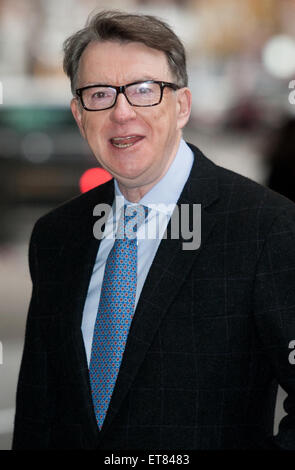 Andrew Marr visualizza gli arrivi presso il Centro Televisivo della BBC. Dotato di: Peter Mandelson dove: Londra, Regno Unito quando: 21 Dic 2014 Credit: Daniel Deme/WENN.com Foto Stock