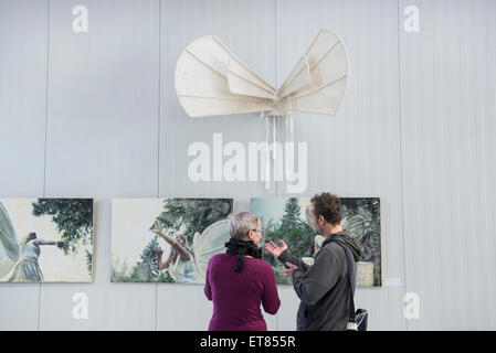 Per i visitatori in cerca di quadri in una galleria d'arte, Baviera, Germania Foto Stock