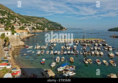 Vecchio Porto vista dalle mura della città di Dubrovnik Città Vecchia sulla Dalamatian costa della Croazia, dell'Adriatico. Foto Stock