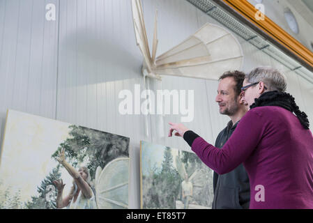 Per i visitatori in cerca di quadri in una galleria d'arte, Baviera, Germania Foto Stock