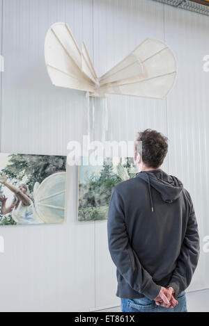 Visitatore guardando i dipinti in una galleria d'arte, Baviera, Germania Foto Stock