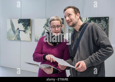 I visitatori a discutere sulla pittura in una galleria d'arte, Baviera, Germania Foto Stock