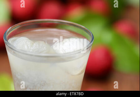 Close up di litchi succo con con frutta fresca Foto Stock