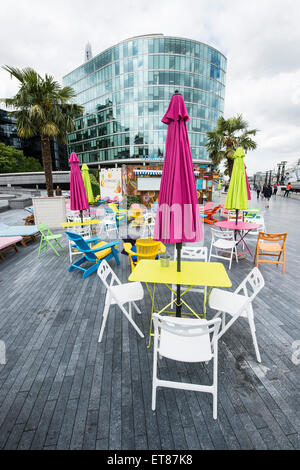 Londra Riviera Pop Up ristorante accanto alla City Hall di Londra con colorate sedie sdraio e finto coccodrillo tavolo con vista sulla città Foto Stock