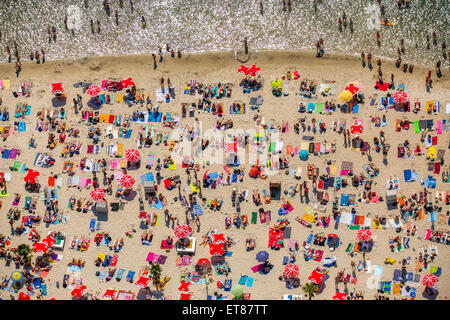 Spiaggia al tramonto, bagnanti sugli asciugamani a Escher, lago di Colonia, nella Renania, Nord Reno-Westfalia, Germania Foto Stock