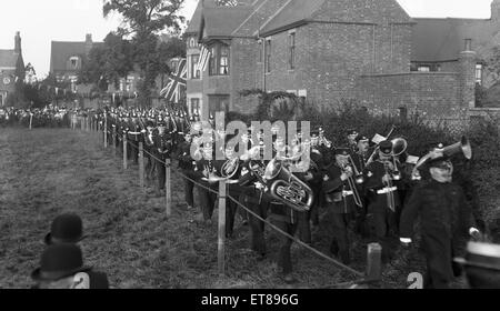 Nuneaton volontari marzo off dietro la banda del battaglione del Royal Warwickshire reggimento. Circa 1895 Foto Stock