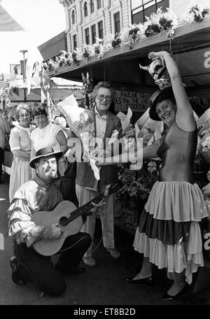 Stockton Fiera Mercato, Sylvia vecchio dal Thornby è serenate da stallholders Roy e Pauline grigio, 6 agosto 1988. Foto Stock