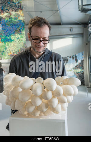 Uomo maturo guardando a guscio d'uovo paralume in un museo di arte, Baviera, Germania Foto Stock