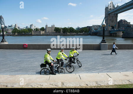 Città di Londra gli ufficiali di polizia in mountain bike nella parte anteriore del Tower Bridge dal fiume Tamigi Foto Stock