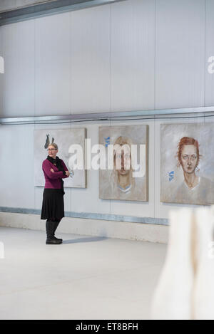 Donna matura in una galleria d'arte, Baviera, Germania Foto Stock