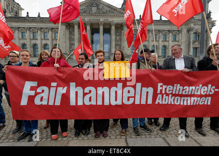 Berlino, Germania, arrestando TTIP - protesta di fronte al Reichstag Foto Stock