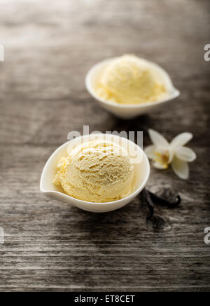 Gelato alla vaniglia su un sfondo di legno vicino fino Foto Stock