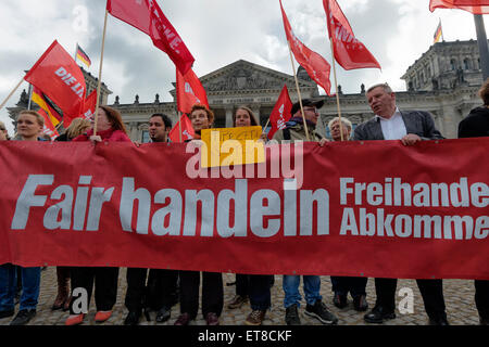 Berlino, Germania, arrestando TTIP - protesta di fronte al Reichstag Foto Stock