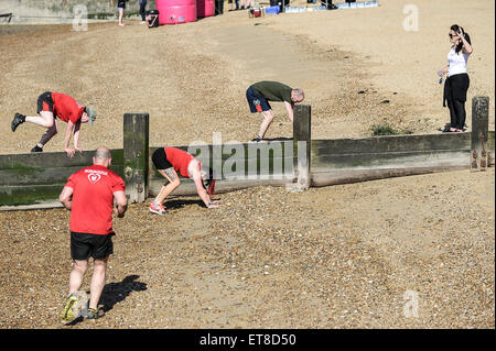 Un fitness boot camp sulla spiaggia a Leigh on Sea in Essex. Foto Stock