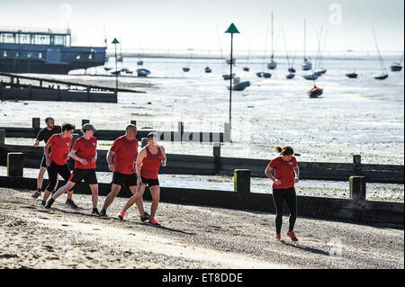 Un fitness boot camp sulla spiaggia a Leigh on Sea in Essex. Foto Stock