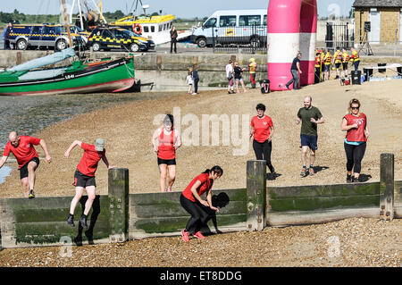 Un fitness boot camp sulla spiaggia a Leigh on Sea in Essex. Foto Stock