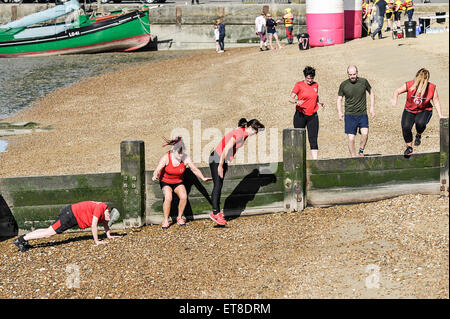 Un fitness boot camp sulla spiaggia a Leigh on Sea in Essex. Foto Stock