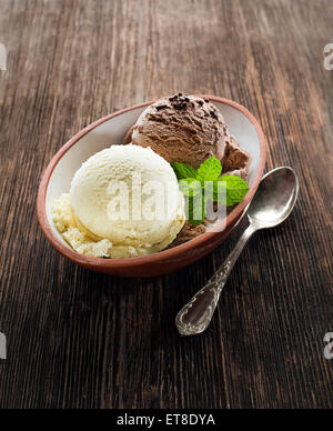 Vaniglia e gelato al cioccolato su sfondo di legno Foto Stock