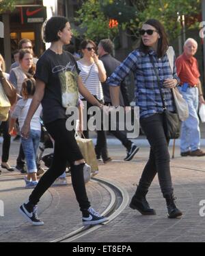 Clea Duvall, stella di HBO serie televisive Carnivàle, va shopping al centro commerciale The Grove in Hollywood tenendo le mani con la sua gal pal con: Clea Duvall dove: Los Angeles, California, Stati Uniti quando: 23 Dic 2014 Credit: WENN.com Foto Stock