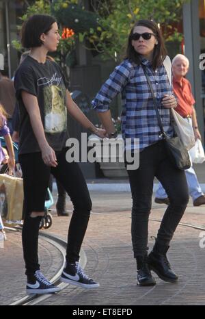 Clea Duvall, stella di HBO serie televisive Carnivàle, va shopping al centro commerciale The Grove in Hollywood tenendo le mani con la sua gal pal con: Clea Duvall dove: Los Angeles, California, Stati Uniti quando: 23 Dic 2014 Credit: WENN.com Foto Stock