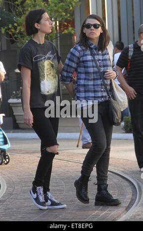 Clea Duvall, stella di HBO serie televisive Carnivàle, va shopping al centro commerciale The Grove in Hollywood tenendo le mani con la sua gal pal con: Clea Duvall dove: Los Angeles, California, Stati Uniti quando: 23 Dic 2014 Credit: WENN.com Foto Stock