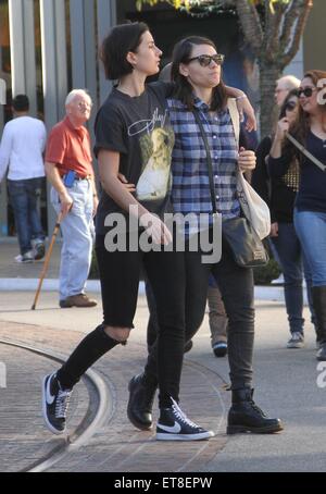 Clea Duvall, stella di HBO serie televisive Carnivàle, va shopping al centro commerciale The Grove in Hollywood tenendo le mani con la sua gal pal con: Clea Duvall dove: Los Angeles, California, Stati Uniti quando: 23 Dic 2014 Credit: WENN.com Foto Stock