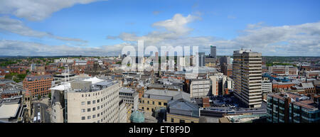 Leeds City skyline panoramico che mostra il municipio, l'università e la sala civica,Yorkshire Regno Unito Foto Stock