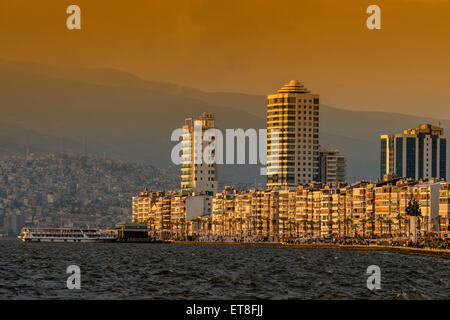 Skyline della città con Kordon passeggiata a mare al tramonto, Izmir, Turchia Foto Stock