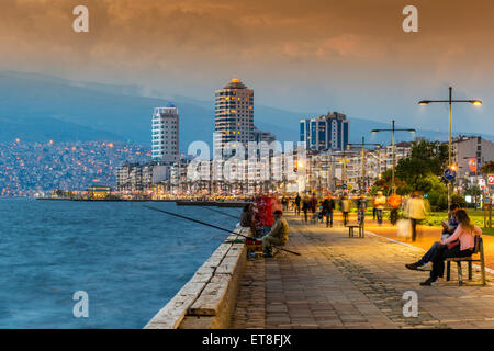 Skyline della città con Kordon passeggiata a mare al tramonto, Izmir, Turchia Foto Stock