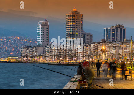 Skyline della città con Kordon passeggiata a mare al tramonto, Izmir, Turchia Foto Stock