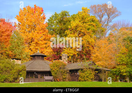 Parco rustico rifugio in Cuyahoga Valley National Park con una brillante fogliame di autunno Foto Stock