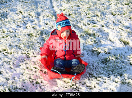 Ieri sera ha visto la prima neve caduta ha colpito il nord est dell' Inghilterra dopo la Scozia e lo Yorkshire ha ricevuto la loro sul Boxing Day con: Aiden Whitworth dove: Newcastle, Regno Unito quando: 28 Dic 2014 Credit: WENN.com Foto Stock