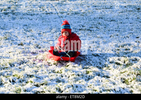 Ieri sera ha visto la prima neve caduta ha colpito il nord est dell' Inghilterra dopo la Scozia e lo Yorkshire ha ricevuto la loro sul Boxing Day con: Aiden Whitworth dove: Newcastle, Regno Unito quando: 28 Dic 2014 Credit: WENN.com Foto Stock