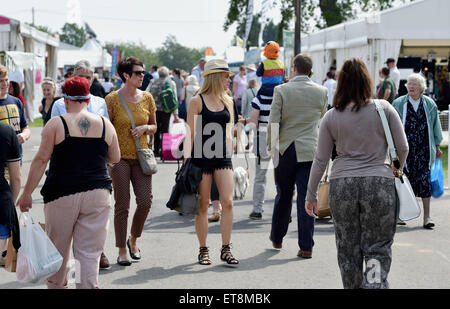 Southampton Sussex Regno Unito 12 Giugno 2015 - folla godere di tempo caldo sebbene temporali sono previsioni più tardi a sud dell'Inghilterra mostrano in Southampton oggi Credito: Simon Dack/Alamy Live News Foto Stock