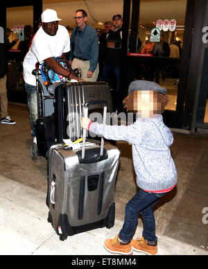 R&B cantautore, Bobby Brown lotte con i suoi bagagli come egli arriva all'Aeroporto Internazionale di Los Angeles (LAX) con la moglie Alicia Etheredge dotate: Bobby Brown, Cassio Brown dove: Los Angeles, California, Stati Uniti quando: 28 Dic 2014 Credit: Winston Burris/WENN.com Foto Stock