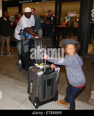 R&B cantautore, Bobby Brown lotte con i suoi bagagli come egli arriva all'Aeroporto Internazionale di Los Angeles (LAX) con la moglie Alicia Etheredge dotate: Bobby Brown, Cassio Brown dove: Los Angeles, California, Stati Uniti quando: 28 Dic 2014 Credit: Winston Burris/WENN.com Foto Stock