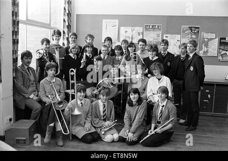Onorevole Sunderland Schoolsfest: King James Scuola di banda del vento. Christopher Parnell a tamburi detiene il premio e la testa di musica Signor Jim Morgan è sulla sinistra . Il 2 aprile 1985. Foto Stock