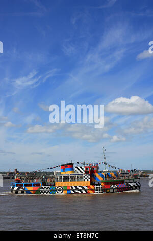 Mersey traghetto "nowdrop' dipinta in Razzle Dazzle colori Foto Stock