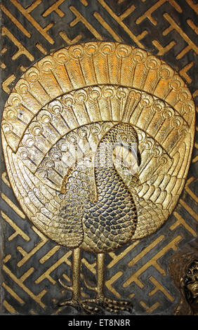 Peacock lamiera su una porta in Wat Pho tempio, Thailandia Foto Stock