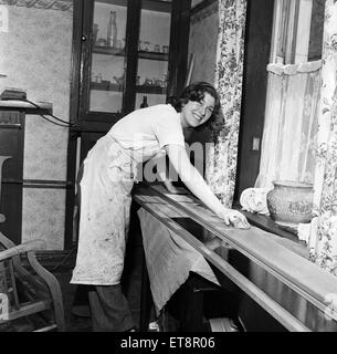 Miss Marie Fielding, unica donna Lucidatrice per l'Isola di Man. Ella è solo 22 anni ed è stato fatto per 9 anni. Isola di Man, 7 maggio 1954 Foto Stock