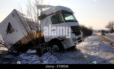 Un carrello è visto annullato dopo un incidente causato da una forte nevicata in autostrada vicino la città bulgara di Veliko Tarnovo. Le nevicate e il freddo ha ucciso tre persone in Bulgaria, con uno stato di emergenza dichiarato in alcune parti del nord-occidentale della Bulgaria e delle autorità di avvertimento contro il viaggio per la zona. In Vratsa e Montana distretti, venti forti e neve pesante ha creato cumuli di neve di raggiungere alte fino a quattro metri, rapporti detto. Le squadre di soccorso sono state necessarie per evacuare 320 persone e gratuitamente centinaia di automobili intrappolate nella neve, ma alcuni villaggi sono ancora senza elettricità su D Foto Stock