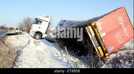 Un carrello è visto annullato dopo un incidente causato da una forte nevicata in autostrada vicino la città bulgara di Veliko Tarnovo. Le nevicate e il freddo ha ucciso tre persone in Bulgaria, con uno stato di emergenza dichiarato in alcune parti del nord-occidentale della Bulgaria e delle autorità di avvertimento contro il viaggio per la zona. In Vratsa e Montana distretti, venti forti e neve pesante ha creato cumuli di neve di raggiungere alte fino a quattro metri, rapporti detto. Le squadre di soccorso sono state necessarie per evacuare 320 persone e gratuitamente centinaia di automobili intrappolate nella neve, ma alcuni villaggi sono ancora senza elettricità su D Foto Stock