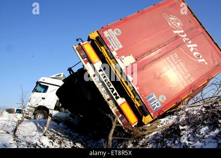 Un carrello è visto annullato dopo un incidente causato da una forte nevicata in autostrada vicino la città bulgara di Veliko Tarnovo. Le nevicate e il freddo ha ucciso tre persone in Bulgaria, con uno stato di emergenza dichiarato in alcune parti del nord-occidentale della Bulgaria e delle autorità di avvertimento contro il viaggio per la zona. In Vratsa e Montana distretti, venti forti e neve pesante ha creato cumuli di neve di raggiungere alte fino a quattro metri, rapporti detto. Le squadre di soccorso sono state necessarie per evacuare 320 persone e gratuitamente centinaia di automobili intrappolate nella neve, ma alcuni villaggi sono ancora senza elettricità su D Foto Stock