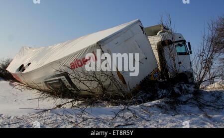 Un carrello è visto annullato dopo un incidente causato da una forte nevicata in autostrada vicino la città bulgara di Veliko Tarnovo. Le nevicate e il freddo ha ucciso tre persone in Bulgaria, con uno stato di emergenza dichiarato in alcune parti del nord-occidentale della Bulgaria e delle autorità di avvertimento contro il viaggio per la zona. In Vratsa e Montana distretti, venti forti e neve pesante ha creato cumuli di neve di raggiungere alte fino a quattro metri, rapporti detto. Le squadre di soccorso sono state necessarie per evacuare 320 persone e gratuitamente centinaia di automobili intrappolate nella neve, ma alcuni villaggi sono ancora senza elettricità su D Foto Stock