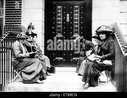 Suffragettes allestimento di un sit-in di sciopero, circa 1912. Foto Stock