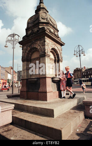 Fontana Dodshons in Stockton High Street, 22 agosto 1996. Nella foto, Simone e Katie Martland, presso la fontana, ma non c'è acqua da bere. Foto Stock