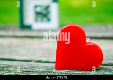 Cuori sullo sfondo di legno. Foto Stock