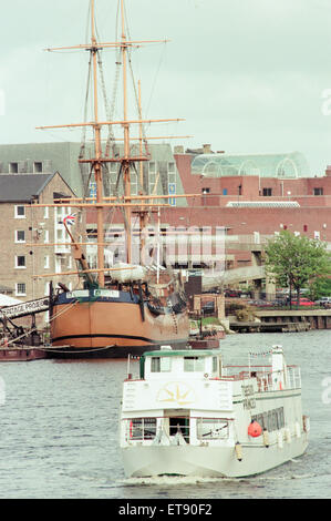 Teesside Princess, basato sul Fiume Tees a Stockton, Maiden Voyage fino Tees dal tees Barrage a Yarm, fermandosi al Castlegate Quay. Il 15 maggio 1996. Nella foto passando la replica del tentativo a Castlegate Quay. Foto Stock